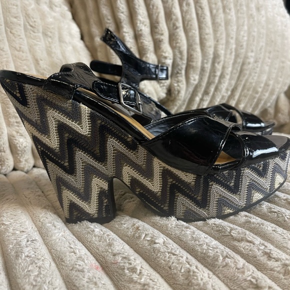 Madden Girl Black and Cream Zigzag Platform Sandals - Picture 4 of 7